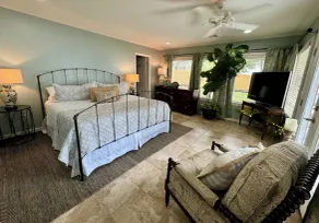 \"Sunrise Cottage\" Beautiful Lakefront Panoramic View W/ Hot Tub and Boat Dock - Image 5