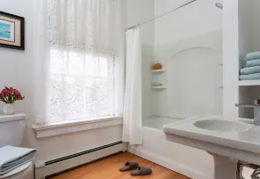 Nouveau!  King BR, cuisine, A / C, Wi-Fi, parking, cheminée, Walk to All - Image 5