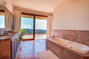 Superbe villa de luxe avec maison d’amis, Wi-Fi, piscine, jardin et vues mer exceptionnelles - Image 5