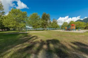 Condo w/ oversize garage, walking distance to grocery, restaurants, bars, beach - Image 3
