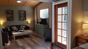 Adorable Guest House with fireplace in forest setting. One or two Queen Beds. - Image 4