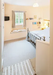 Grad 2 opført sommerhus i vidunderlig beliggenhed med pub & shop - Image 3
