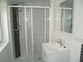 Chalet indépendant avec 2 chambres à coucher, 1 salle de bain et un lave-vaisselle - Image 2