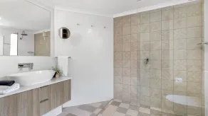 Central Location Stylish 3 Bed with Pool - Sunshine Central - Image 4