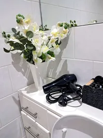 2 Bed Home - Parking Private Garden Wifi - Image 3