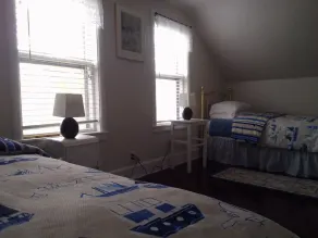 Em uma tranquila e estreita pista a uma curta distância de todas as comodidades - Image 4