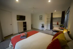 Private room and ensuite - Image 4