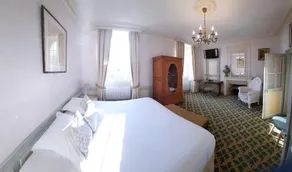 Family chateau in the heart of an estate - Image 3