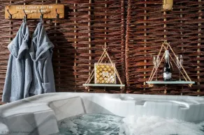 Stunning 2 bed holiday home by the sea with 5 person hot tub - Image 2