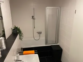 KL26: Modern 2 Bedroom Downtown Apartment - Image 2