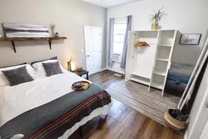 💙  of City | Easy parking | Private yard + King Bed 💙 - Image 5