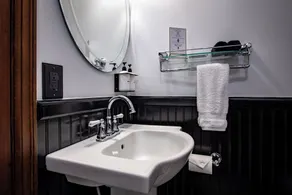 #4 Shriner Peak Lookout Trail Shared Bath- Adults Only - Image 4