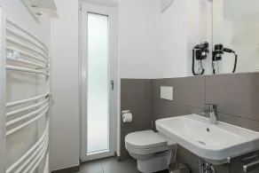 Top-ferienapartment mit Großer Terrasse, Parkplatz, Schwimmbad- & Saunanutzung - Image 3