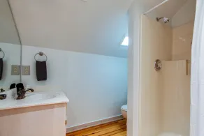 Cozy 3 Bedroom Cabin away from city yet close enough to go in with 2 KINGS - Image 5