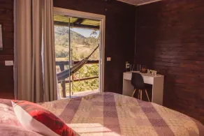 A property with a cabin and birdsong. - Image 2