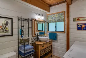 Leavenworth cabin for maximum 4 people, with treehouse gazebo hot tub. - Image 3