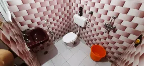 Private room with attached bathroom - Image 2