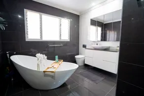 LUXURY WATER-FRONT APARTMENT - CRONULLA - Image 2