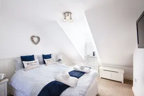 Flip Flops - Three Bedroom Cottage, Sleeps 6 - Image 5