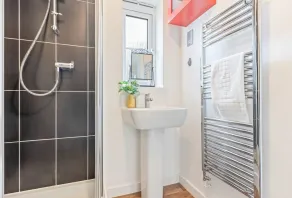 Charming House in Leamington Spa with Free Parking - Image 4