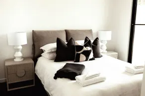 The Horned Cow - award winning luxe semi-rural house 10mins from Orange - Image 4