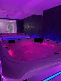 80m2 suite with jacuzzi and pool table, 30 min from Marseille - Image 3