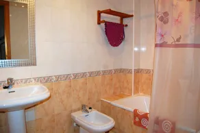 3 soveværelses rækkehus, privat have, 20 fødder fra den fælles pool, perfekt - Image 2