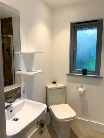 Gorgeous modern flat with free parking & private court yard - Image 2