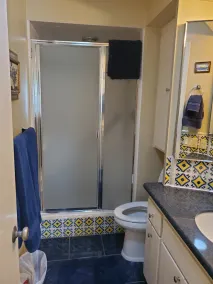 Très bien situé et la valeur! Grande, belle maison sur terrain de golf, piscine privée, un bain - Image 2