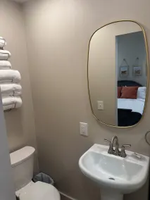 Great bedroom with private bathroom & Lounge above a local Diner - Image 5