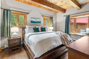 Beautiful Log Cabin! Hot-Tub, Bonfire & Private Yet 4 Mins to Downtown! - Image 4
