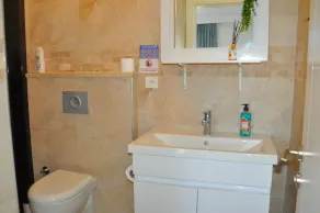 Self contained forest view luxury apartments - Image 5