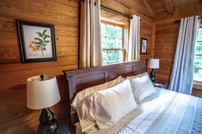 Honeysuckle Hideaway<br>Cabin with hot tub and king bed! Family friendly. - Image 5