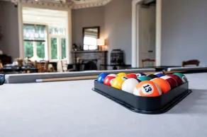 Spacious villa with 6 beautifully decorated bedrooms set in 80 acres of parkland - Image 3