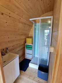 Charmant POD en bois près d'un plan d'eau - Image 3