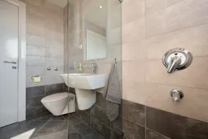 Waterfront top floor apartment overlooking the sea & islands - Image 3