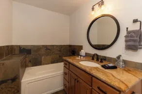 Warm and luxurious, spectacular views, all en-suites, hot tub, shuffle board, arcade machine!! - Image 4