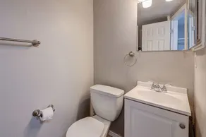 Cozy Family Home with Large Yard near Quincy reservoir - Image 3