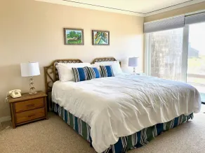 Serene beachfront getaway, breathtaking ocean views, steps from the beach! - Image 4