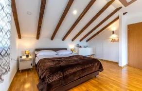 Fantastiskt hem i Vrlika med hus med utsikt över bergen - Image 4
