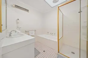 2-Bed with Pool, BBQ, Tennis Court & Parking - Image 3
