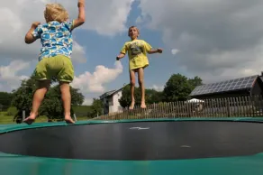 Appartamento da 2-6 persone, 1-3 camere da letto, piscina naturale, area giochi e barbecue, trampolino - Image 2