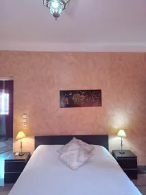 Exceptional villa, secure parking, 5 mins from the highway - Image 2