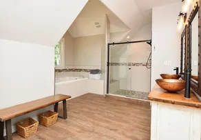 Wohnen am Wasser auf der privaten Seite des über 3 Hektar großen Grundstücks des Lake Anna! Neues Zuhause! - Image 3