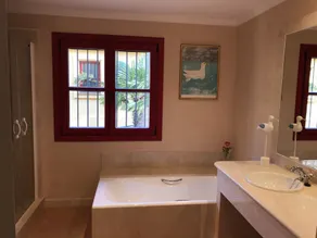 Prima linea di golf. Casa ampia e tranquilla a Sotogrande. Posizione straordinaria - Image 3