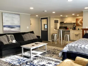 In town, newly remodeled studio with private balcony - Image 3