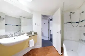 Harbourfront Magic in Two Separate Seaview Apartments - Image 2