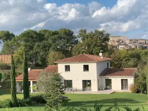 Tyst modernt hus med säker uppvärmd pool och stor trädgård - Image 3