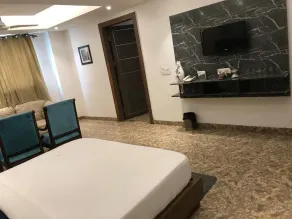 lavish 2bhk with rooftop near igi airport - Image 4