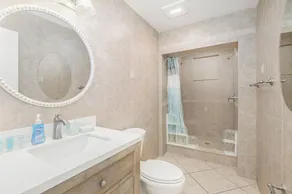 Newly remodeled. Waterfront. 7 min walk from the beach! - Image 4